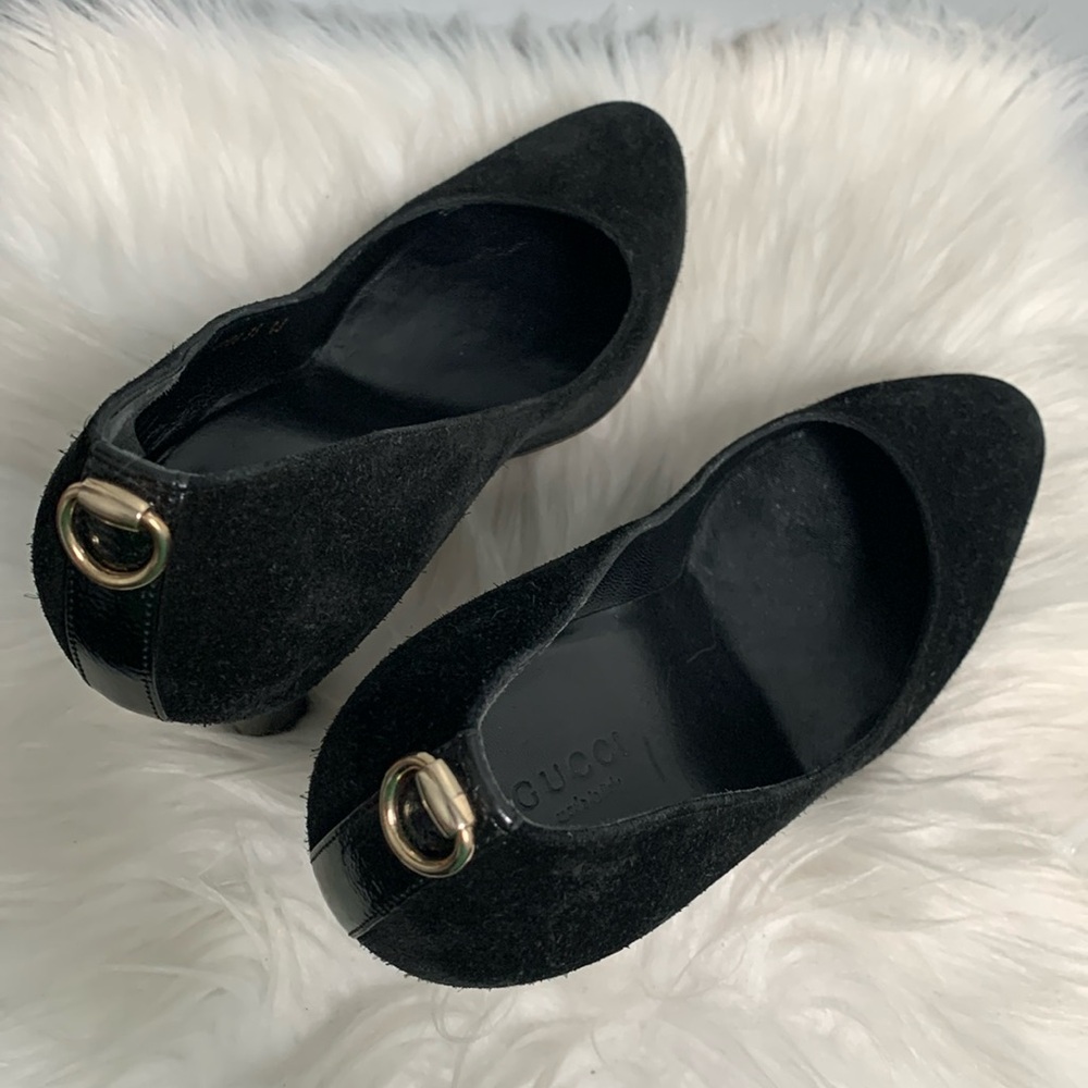 Authentic Gucci black suede pumps with gold decal - Picture 14 of 17